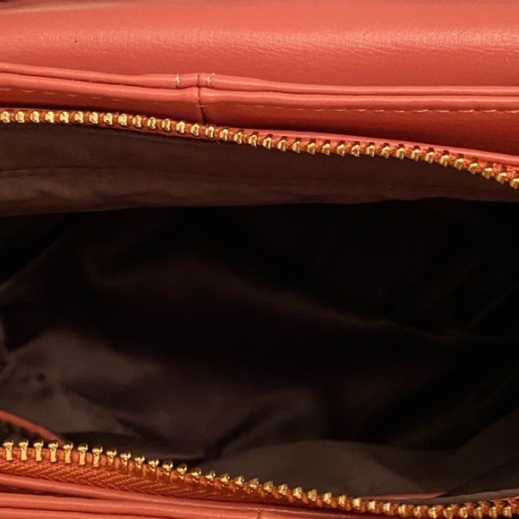 EASTSIDE VEGAN LEATHER CROSSBODY BAG IN ROSE COLOUR WITH HANDLE AND STRAP - Picture 14 of 16